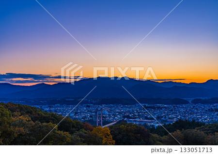 【埼玉県】紅葉が美しい秩父ミューズパーク旅立ちの丘・展望台から見る秩父の街並み　日の出 133051713