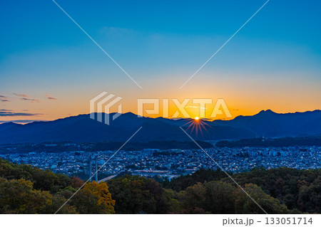 【埼玉県】紅葉が美しい秩父ミューズパーク旅立ちの丘・展望台から見る秩父の街並み　日の出 133051714