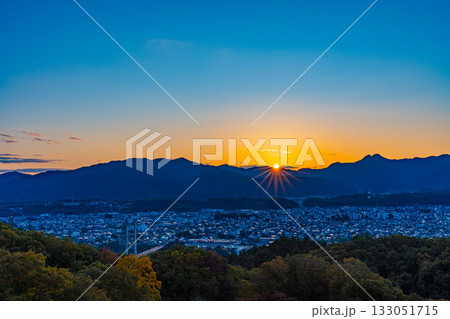 【埼玉県】紅葉が美しい秩父ミューズパーク旅立ちの丘・展望台から見る秩父の街並み　日の出 133051715
