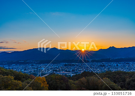 【埼玉県】紅葉が美しい秩父ミューズパーク旅立ちの丘・展望台から見る秩父の街並み　日の出 133051716