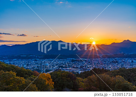 【埼玉県】紅葉が美しい秩父ミューズパーク旅立ちの丘・展望台から見る秩父の街並み　日の出 133051718