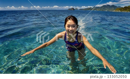 透き通る青い海で輝くようにマリンスポーツを楽しむ幻想的な瞬間 133052050