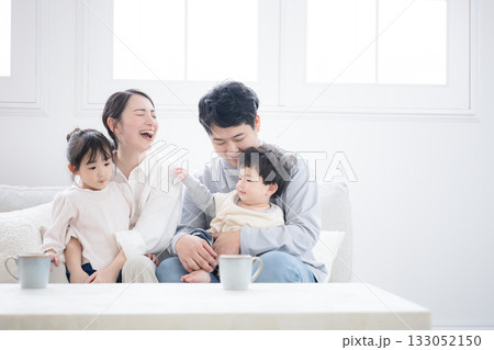 仲良し家族の子育て・育児の日常　リビングでの子供のお世話 133052150
