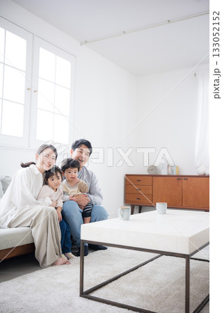 仲良し家族の子育て・育児の日常　リビングでの子供のお世話全身の正面カメラ目線の全身 133052152