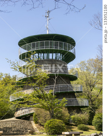 五月山に建つ日の丸展望台 133052180