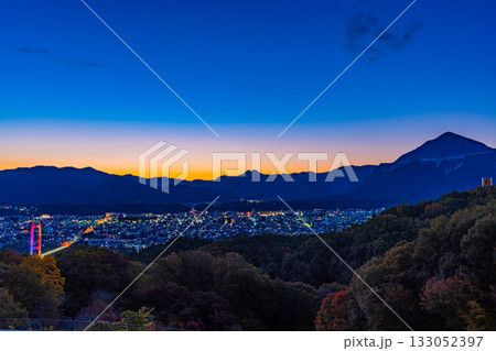 【埼玉県】紅葉が美しい秩父ミューズパーク旅立ちの丘・展望台から見る秩父の街並み　夜明け前 133052397