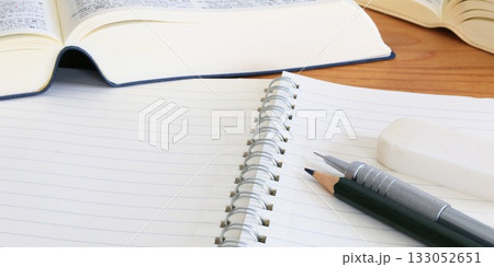 教育イメージ　英和辞典と筆記用具　コピースペース　2:1 133052651