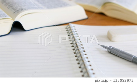 教育イメージ　英和辞典と筆記用具　コピースペース　16:9 133052973