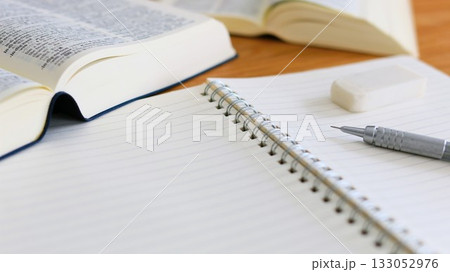 教育イメージ 英和辞典と筆記用具 コピースペース 16:9 教育イメージ 英和辞典と筆記用具 コピースペース 16:9 133052976