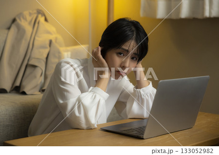 夜リビングでパソコンを見る若い女性 133052982