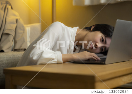夜リビングでパソコンを見る若い女性 133052984