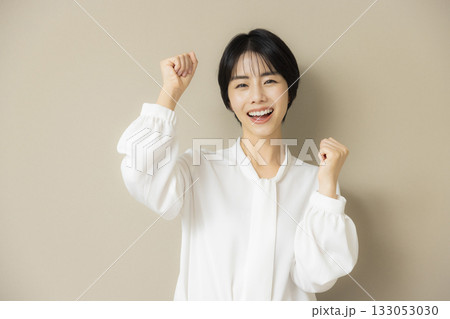 ガッツポーズをする女性 ガッツポーズをする女性 133053030
