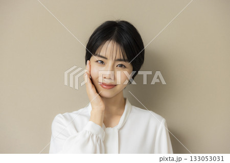 ガッツポーズをする女性 ガッツポーズをする女性 133053031