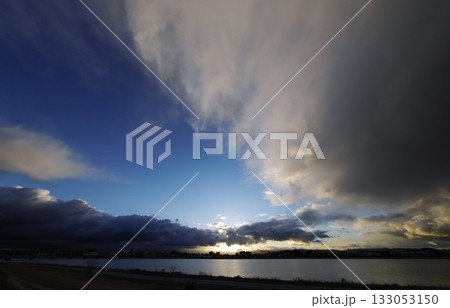 多様な雲が現れた朝空・冬・超広角・空主体・240116am 多様な雲が現れた朝空・冬・超広角・空主体・240116am 133053150