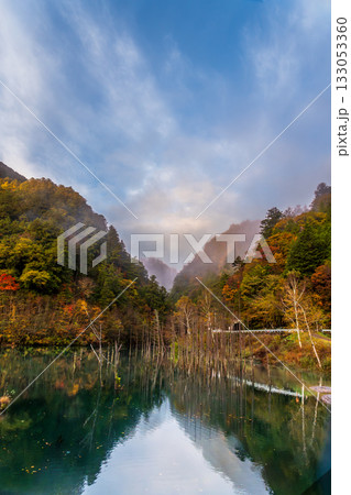 夜明け前の自然湖の水面に映る紅葉 133053360
