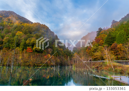 夜明け前の自然湖の水面に映る紅葉 夜明け前の自然湖の水面に映る紅葉 133053361