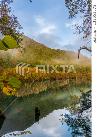 夜明け前の自然湖の水面に映る紅葉 夜明け前の自然湖の水面に映る紅葉 133053378