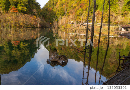 夜明け前の自然湖の水面に映る紅葉 133053391
