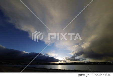 多様な雲が現れた朝空・冬・超広角・空主体・240116am 多様な雲が現れた朝空・冬・超広角・空主体・240116am 133053406
