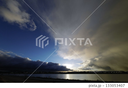 多様な雲が現れた朝空・冬・超広角・空主体・240116am 多様な雲が現れた朝空・冬・超広角・空主体・240116am 133053407