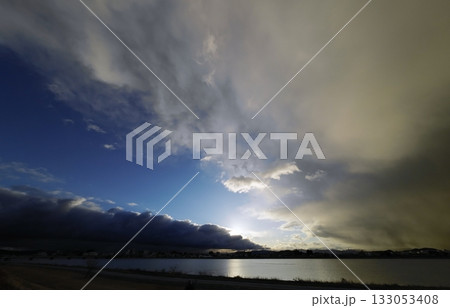多様な雲が現れた朝空・冬・超広角・空主体・240116am 多様な雲が現れた朝空・冬・超広角・空主体・240116am 133053408