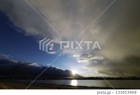 多様な雲が現れた朝空・冬・超広角・空主体・240116am 133053409