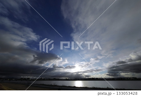 多様な雲が現れた朝空と川・冬・超広角・空主体・240116am 133053428