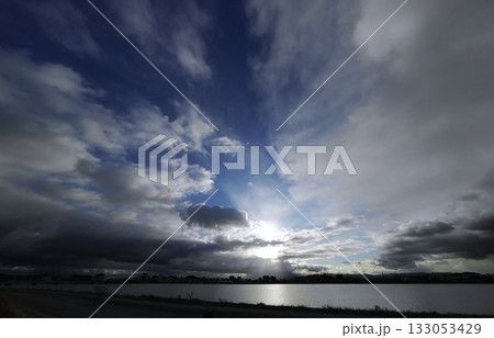 多様な雲が現れた朝空と川・冬・超広角・空主体・240116am 133053429