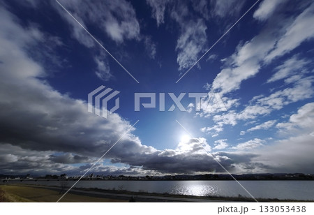 多様な雲が現れた朝空と川・冬・超広角・空主体・240116am 133053438