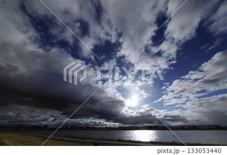 多様な雲が現れた朝空と川・冬・超広角・空主体・240116am 133053440