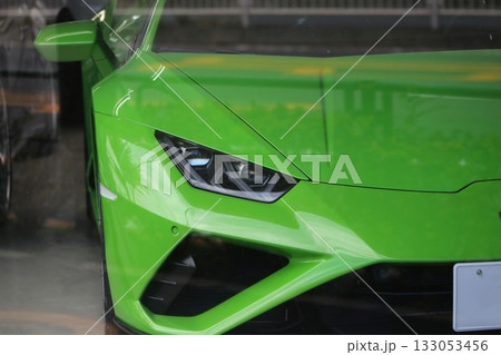 緑色のスポーツカー　イメージ 133053456
