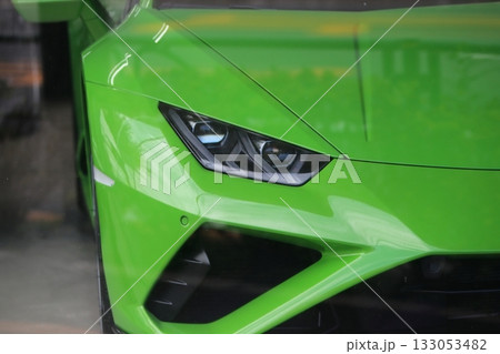緑色のスポーツカー イメージ 緑色のスポーツカー イメージ 133053482