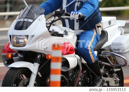 パトロール中の白バイ イメージ 133053513