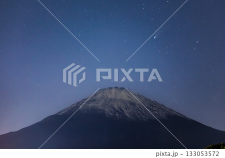 御殿場市街地から初冠雪の富士山に沈むレモン彗星 133053572