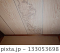 古い住宅の天井の雨漏り 133053698