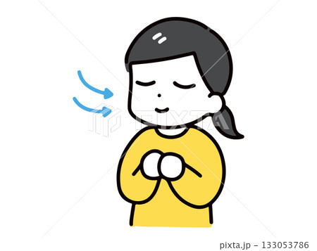 目を閉じて息を鼻から吸う私服の若い女性(上半身) 目を閉じて息を鼻から吸う私服の若い女性(上半身) 133053786