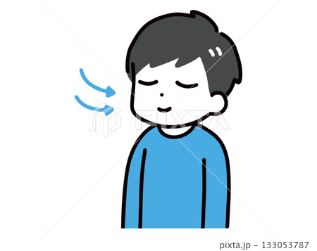 目を閉じて息を鼻から吸う私服の若い男性(上半身) 目を閉じて息を鼻から吸う私服の若い男性(上半身) 133053787