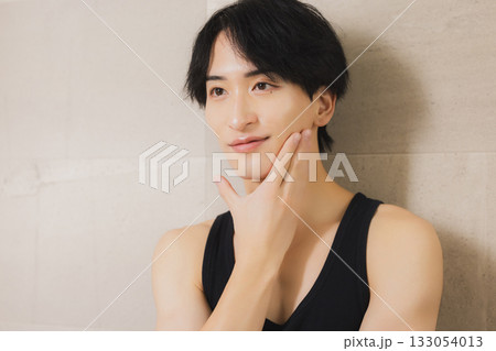 鏡を見る若い男性 133054013