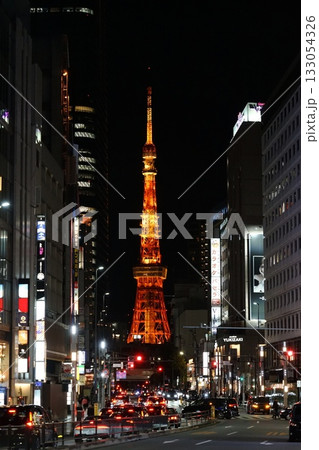 夜の六本木の街に輝く東京タワー　11月港区2077東京タワーと六本木・外苑東通り 133054326