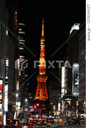 夜の六本木の街に輝く東京タワー　11月港区2078東京タワーと六本木・外苑東通り 133054327
