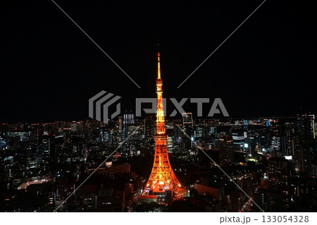 麻布台ヒルズから見た夜の東京タワーとビル群の夜景　11月港区2079東京タワー・麻布台ヒルズ 133054328