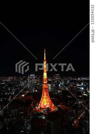 麻布台ヒルズから見た夜の東京タワーとビル群の夜景　11月港区2083東京タワー・麻布台ヒルズ 133054332