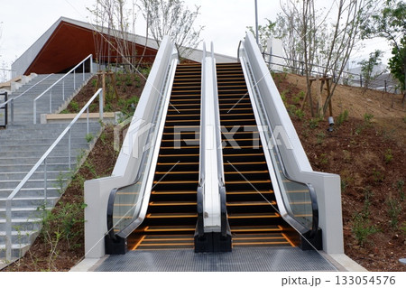 屋外に設置されたエスカレーター 133054576
