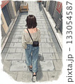街中を歩いているデニムを履いた若い女性の後姿 133054587