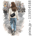 街を歩く髪の長い若い女性の後姿 133054588