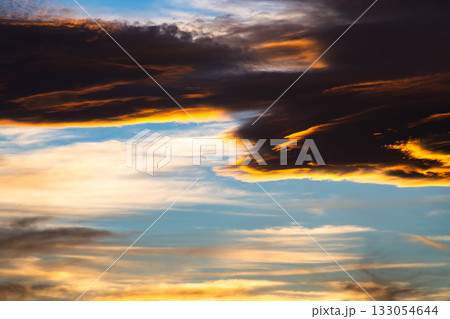 燃えるような夕焼け雲　a-1-2 寒色 高コントラスト 133054644