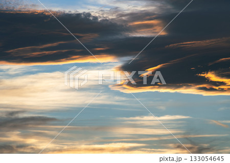 燃えるような夕焼け雲 a-1-3 寒色 フィルム調 燃えるような夕焼け雲 a-1-3 寒色 フィルム調 133054645