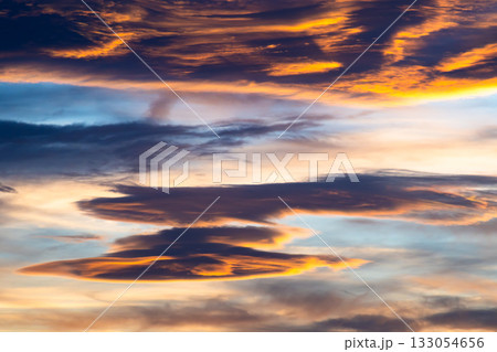 燃えるような夕焼け雲 c-1-2 寒色 高コントラスト 燃えるような夕焼け雲 c-1-2 寒色 高コントラスト 133054656