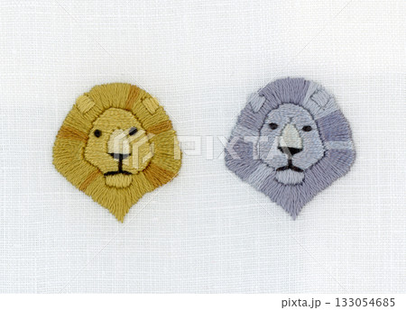 金と銀のライオンの顔の刺繍 金と銀のライオンの顔の刺繍 133054685