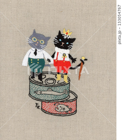 2匹の猫と缶詰の刺繍 133054767